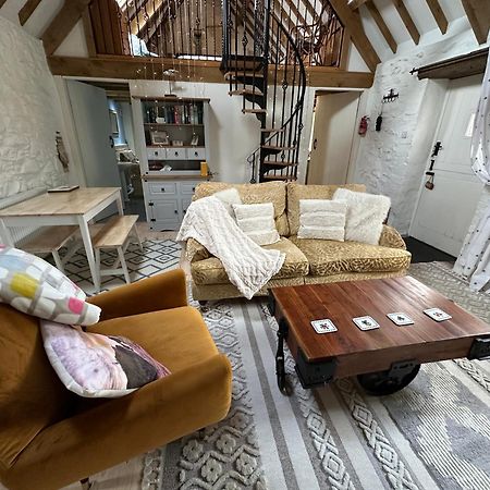 The Dairy @ Trefechan Wen Goodwick ภายนอก รูปภาพ