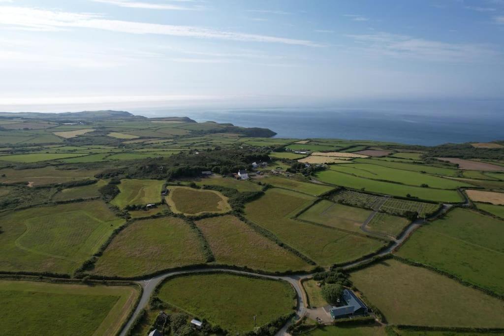 The Dairy @ Trefechan Wen Goodwick ภายนอก รูปภาพ