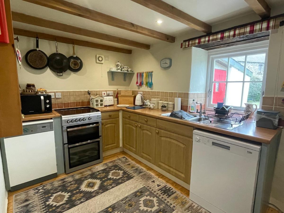 The Dairy @ Trefechan Wen Goodwick ภายนอก รูปภาพ